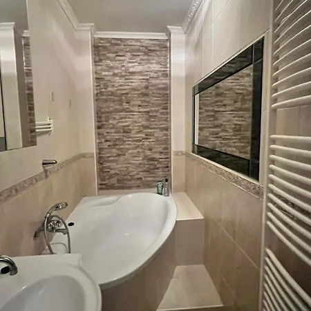 Spacious Flat With Courtyard *