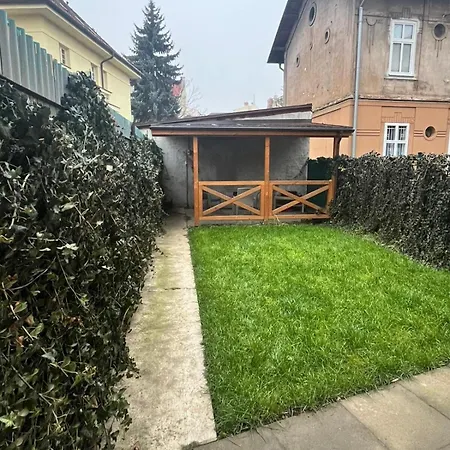 דירה Spacious Flat With Courtyard *