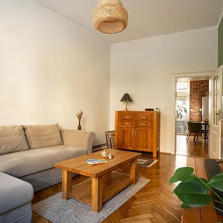 Spacious Flat With Courtyard