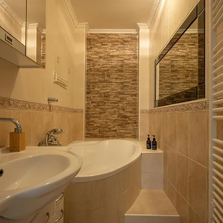 Appartamento Spacious Flat With Courtyard