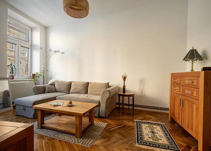 Spacious Flat With Courtyard Appartamento *