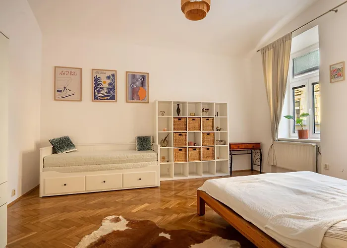 Spacious Flat With Courtyard Appartamento Košice