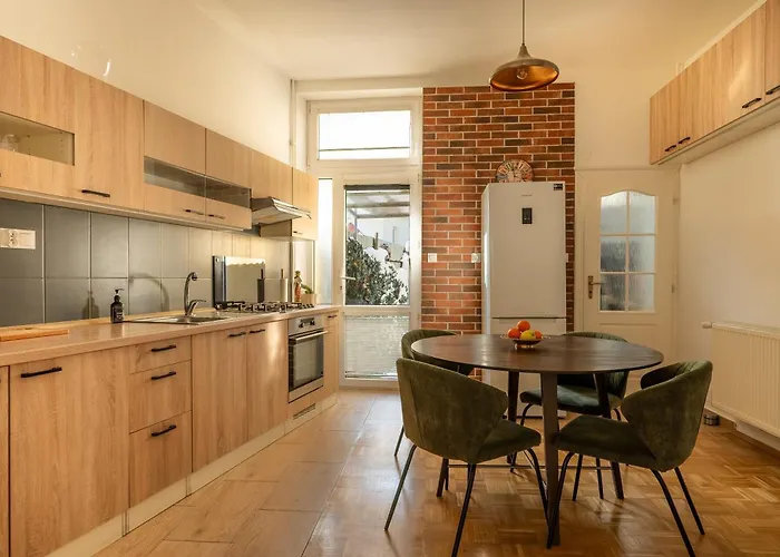 Spacious Flat With Courtyard